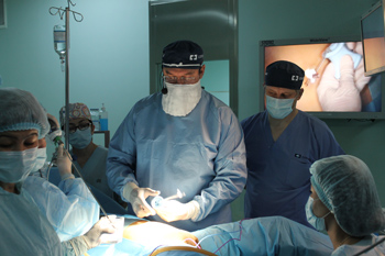 Единый порт (S.I.L.S) в гинекологии (оперирует профессор К.В. Пучков, май 2012 г. г. Астана, Республика Казахстан). 